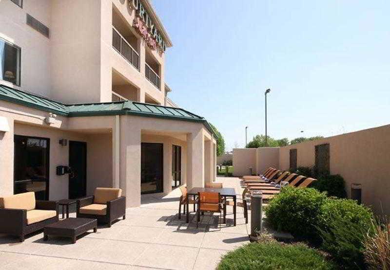 Courtyard By Marriott Топіка Екстер'єр фото