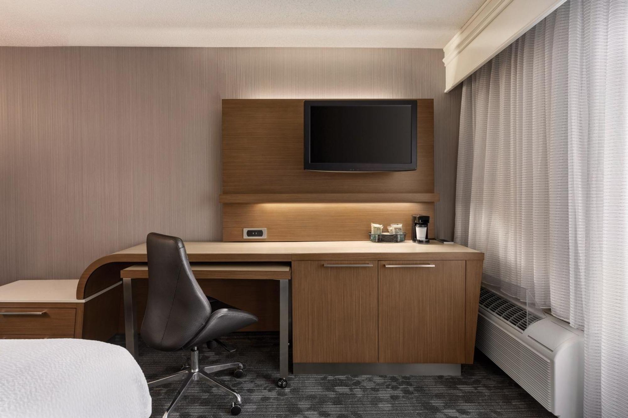 Courtyard By Marriott Топіка Екстер'єр фото