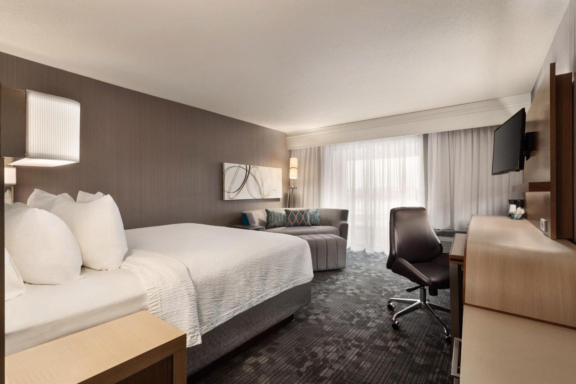 Courtyard By Marriott Топіка Екстер'єр фото