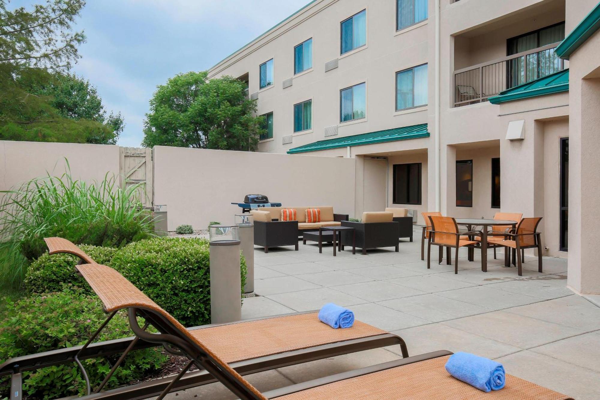 Courtyard By Marriott Топіка Екстер'єр фото