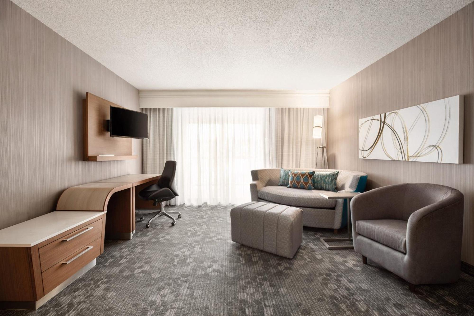 Courtyard By Marriott Топіка Екстер'єр фото