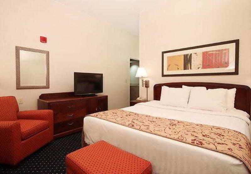 Courtyard By Marriott Топіка Екстер'єр фото