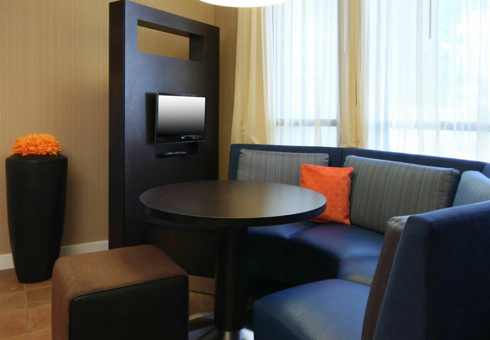 Courtyard By Marriott Топіка Екстер'єр фото
